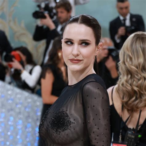 Rachel Brosnahan Frees Nipple in Sergio Hudson Naked Dress。